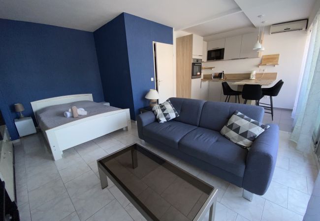 Studio a Menton - Monolocale soleggiato al Rocamare con piscina sul tetto Studio a Menton - Monolocale soleggiato al Rocamare con piscina sul tetto