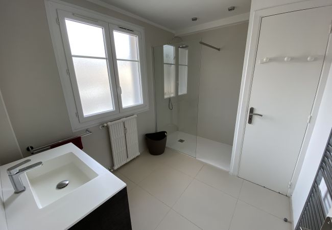 Appartement à Menton - Dernier Étage Moderne avec Vue Mer aux Pelouses Appartement à Menton - Dernier Étage Moderne avec Vue Mer aux Pelouses