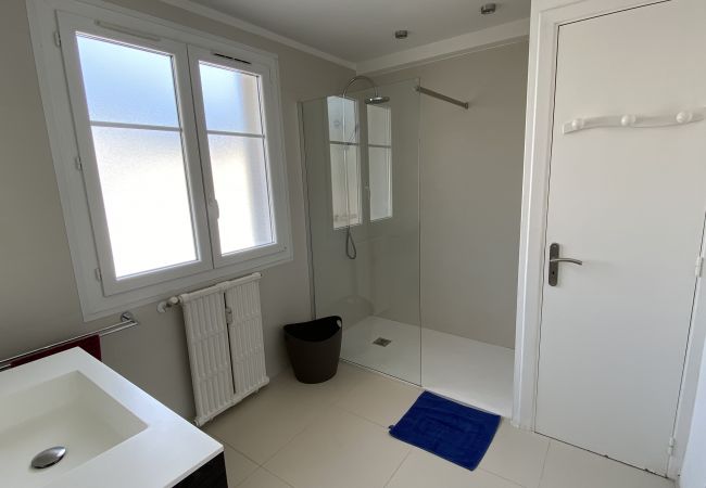 Appartement à Menton - Dernier Étage Moderne avec Vue Mer aux Pelouses Appartement à Menton - Dernier Étage Moderne avec Vue Mer aux Pelouses