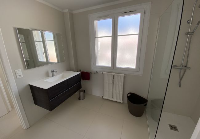 Appartement à Menton - Dernier Étage Moderne avec Vue Mer aux Pelouses Appartement à Menton - Dernier Étage Moderne avec Vue Mer aux Pelouses