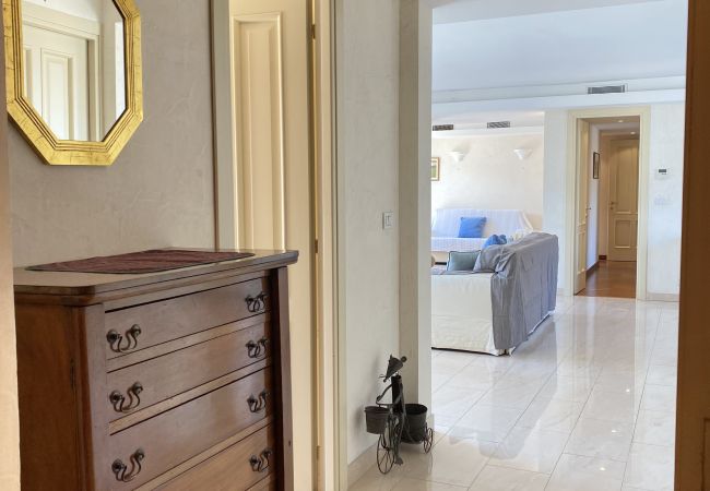 Appartement à Menton - Spacieux Dernier Etage au Centre de Menton Appartement à Menton - Spacieux Dernier Etage au Centre de Menton