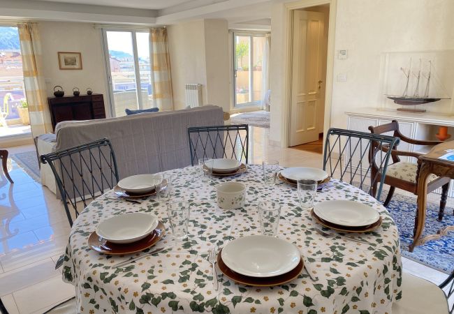 Appartement à Menton - Spacieux Dernier Etage au Centre de Menton Appartement à Menton - Spacieux Dernier Etage au Centre de Menton