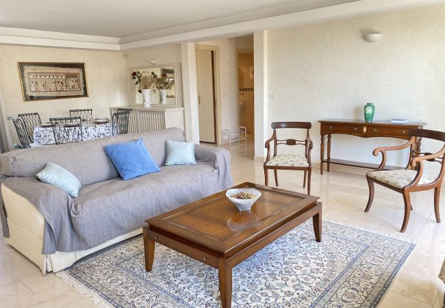 Appartement à Menton - Spacieux Dernier Etage au Centre de Menton Appartement à Menton - Spacieux Dernier Etage au Centre de Menton