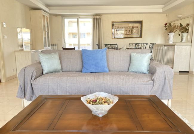 Appartement à Menton - Spacieux Dernier Etage au Centre de Menton Appartement à Menton - Spacieux Dernier Etage au Centre de Menton