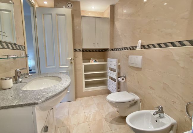 Appartement à Menton - Spacieux Dernier Etage au Centre de Menton Appartement à Menton - Spacieux Dernier Etage au Centre de Menton