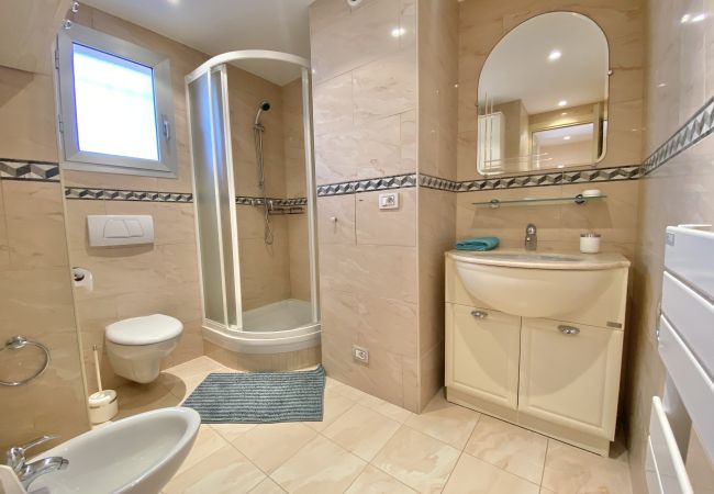 Appartement à Menton - Spacieux Dernier Etage au Centre de Menton Appartement à Menton - Spacieux Dernier Etage au Centre de Menton