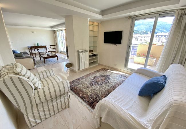 Appartement à Menton - Spacieux Dernier Etage au Centre de Menton Appartement à Menton - Spacieux Dernier Etage au Centre de Menton