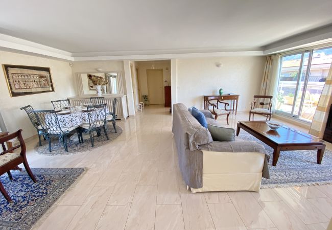 Appartement à Menton - Spacieux Dernier Etage au Centre de Menton Appartement à Menton - Spacieux Dernier Etage au Centre de Menton