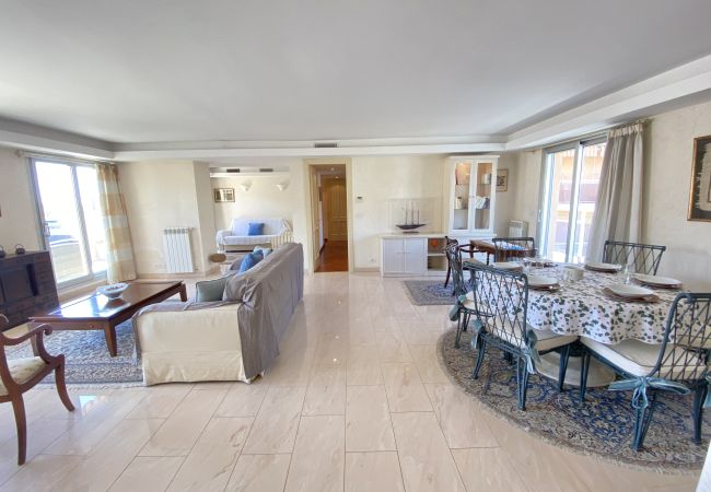 Appartement à Menton - Spacieux Dernier Etage au Centre de Menton Appartement à Menton - Spacieux Dernier Etage au Centre de Menton