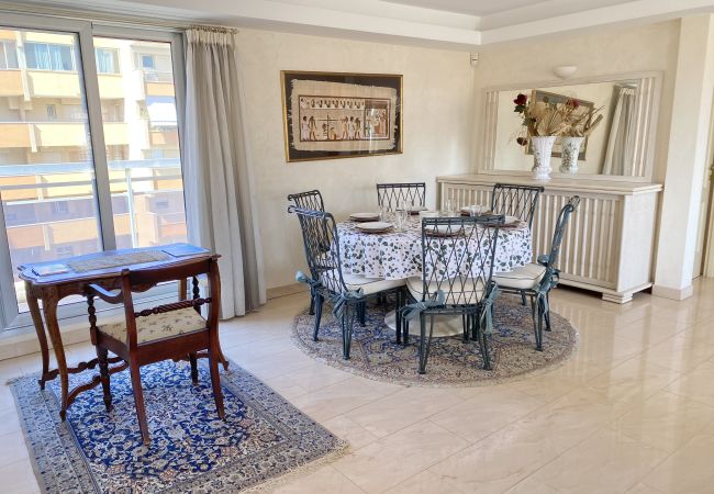 Appartement à Menton - Spacieux Dernier Etage au Centre de Menton Appartement à Menton - Spacieux Dernier Etage au Centre de Menton