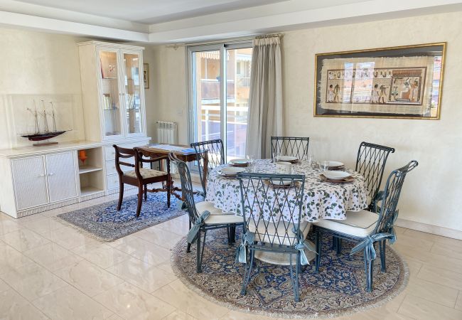 Appartement à Menton - Spacieux Dernier Etage au Centre de Menton Appartement à Menton - Spacieux Dernier Etage au Centre de Menton