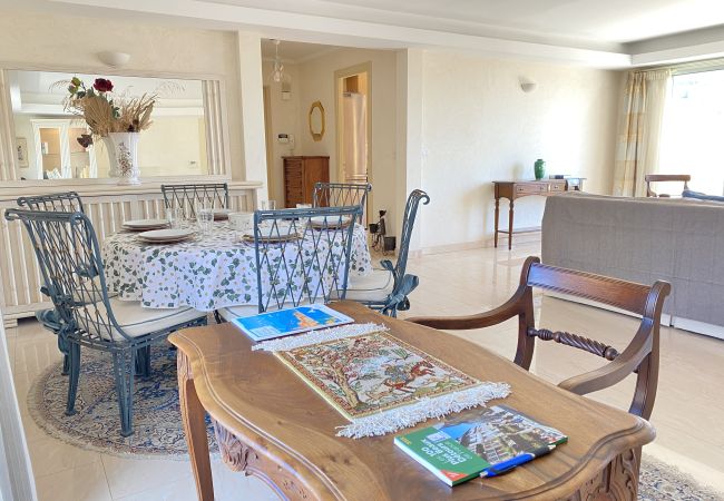 Appartement à Menton - Spacieux Dernier Etage au Centre de Menton Appartement à Menton - Spacieux Dernier Etage au Centre de Menton