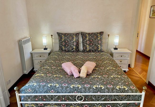 Appartement à Menton - Spacieux Dernier Etage au Centre de Menton Appartement à Menton - Spacieux Dernier Etage au Centre de Menton