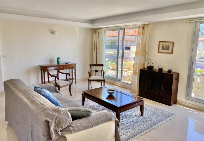 Appartement à Menton - Spacieux Dernier Etage au Centre de Menton Appartement à Menton - Spacieux Dernier Etage au Centre de Menton