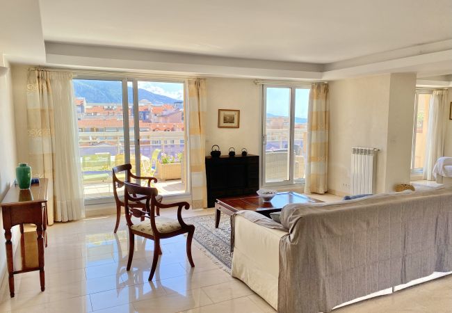 Appartement à Menton - Spacieux Dernier Etage au Centre de Menton Appartement à Menton - Spacieux Dernier Etage au Centre de Menton