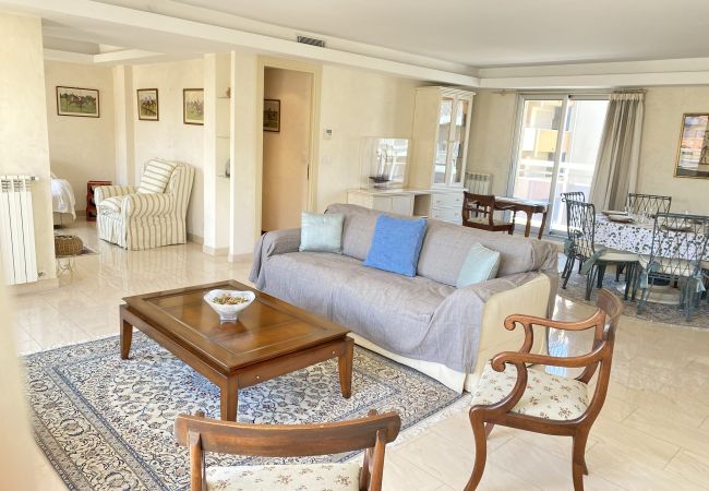 Appartement à Menton - Spacieux Dernier Etage au Centre de Menton Appartement à Menton - Spacieux Dernier Etage au Centre de Menton