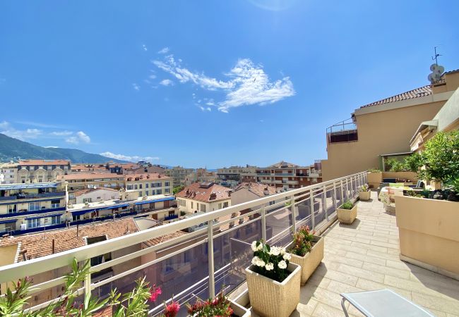 Appartement à Menton - Spacieux Dernier Etage au Centre de Menton Appartement à Menton - Spacieux Dernier Etage au Centre de Menton