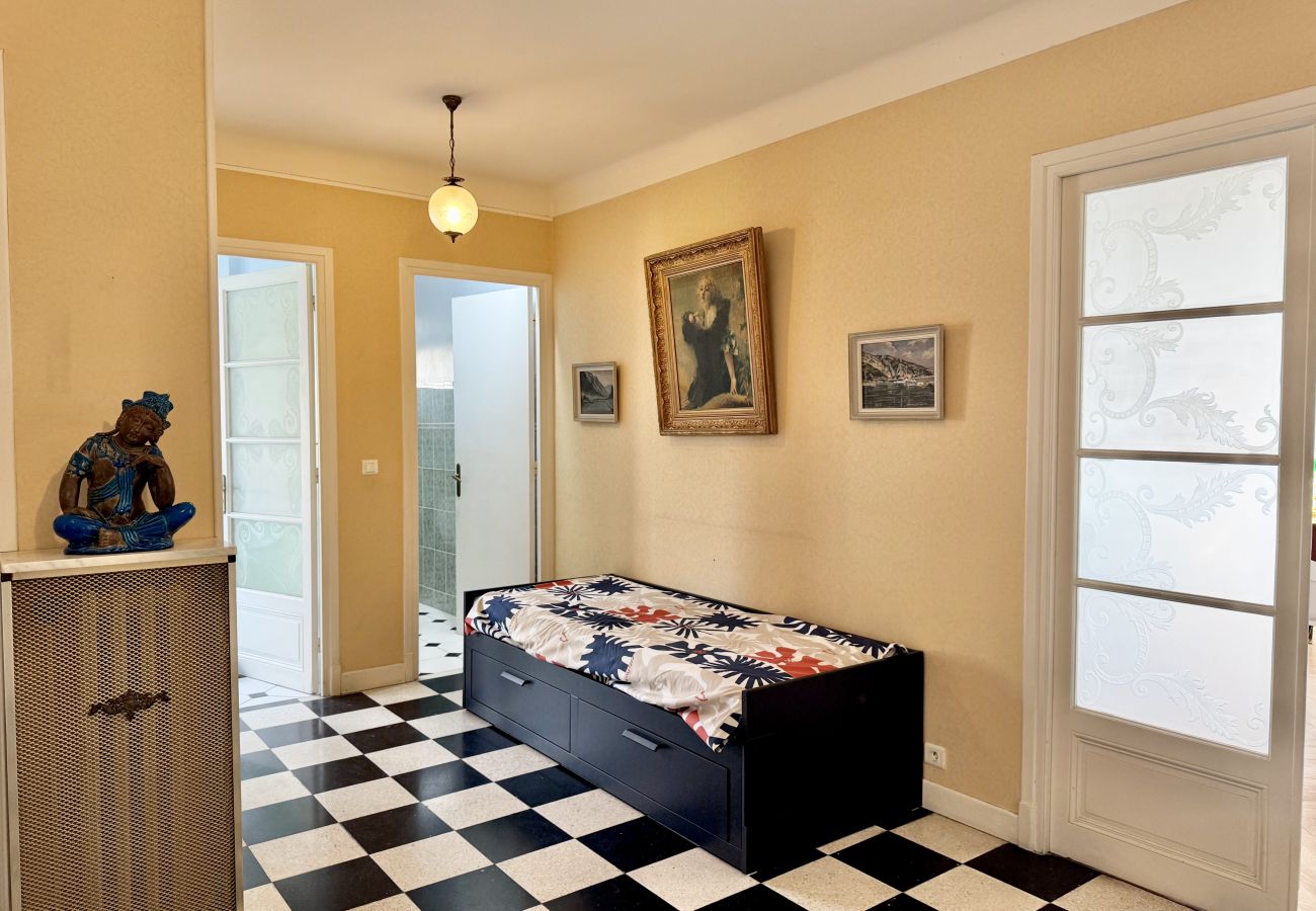 Appartement à Menton - Spacieux dernier étage avec vue mer