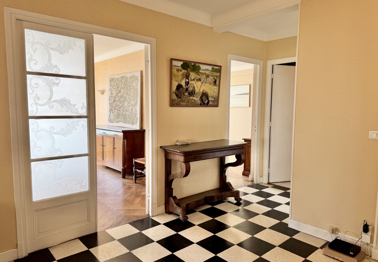 Appartement à Menton - Spacieux dernier étage avec vue mer