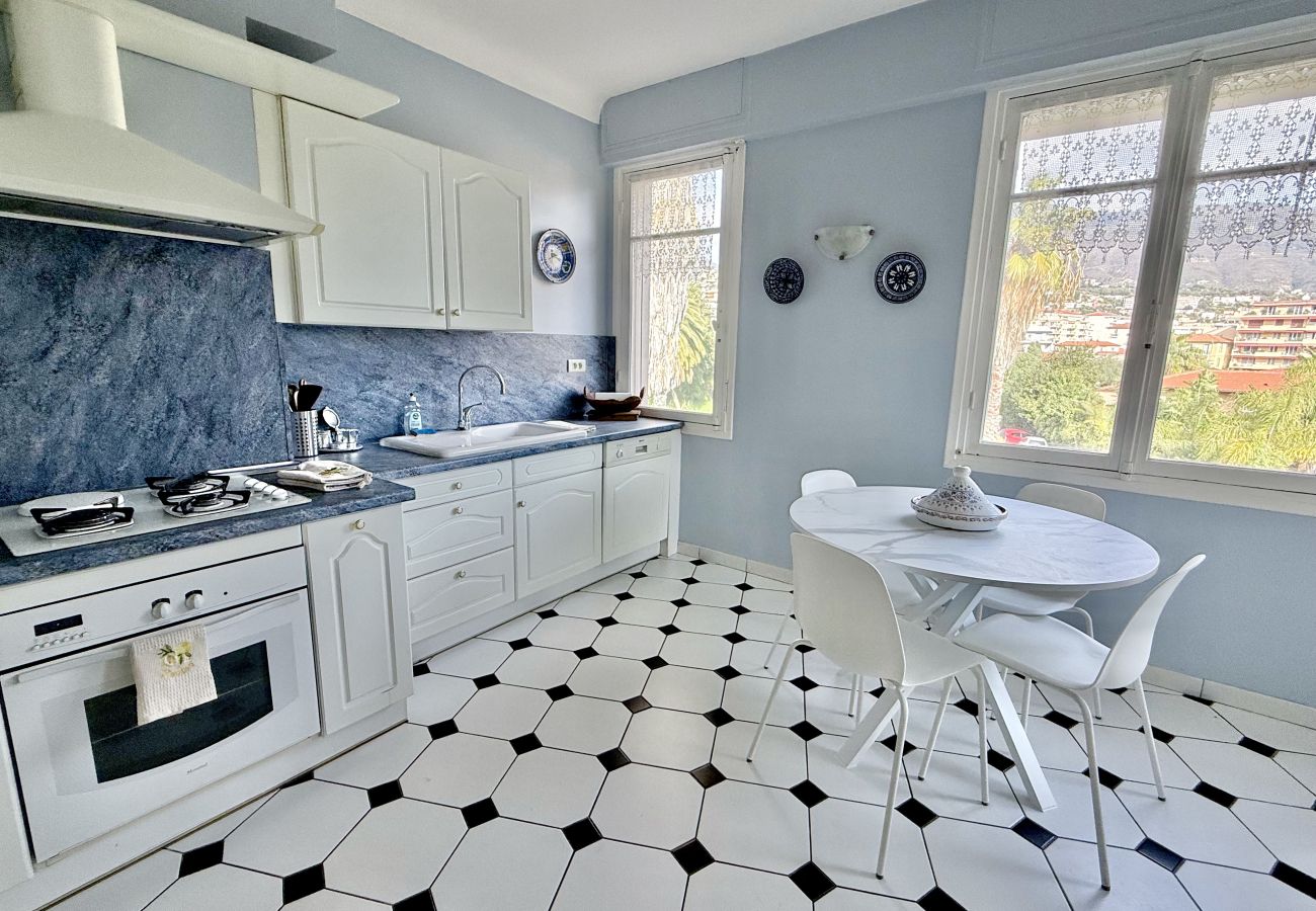 Appartement à Menton - Spacieux dernier étage avec vue mer