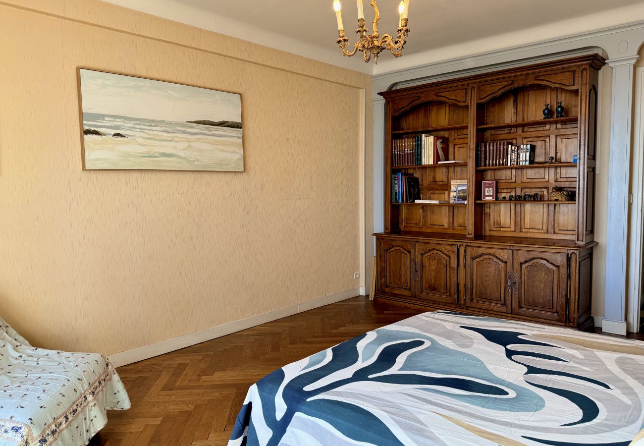 Appartement à Menton - Spacieux dernier étage avec vue mer