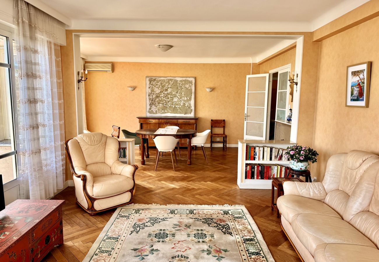 Appartement à Menton - Spacieux dernier étage avec vue mer