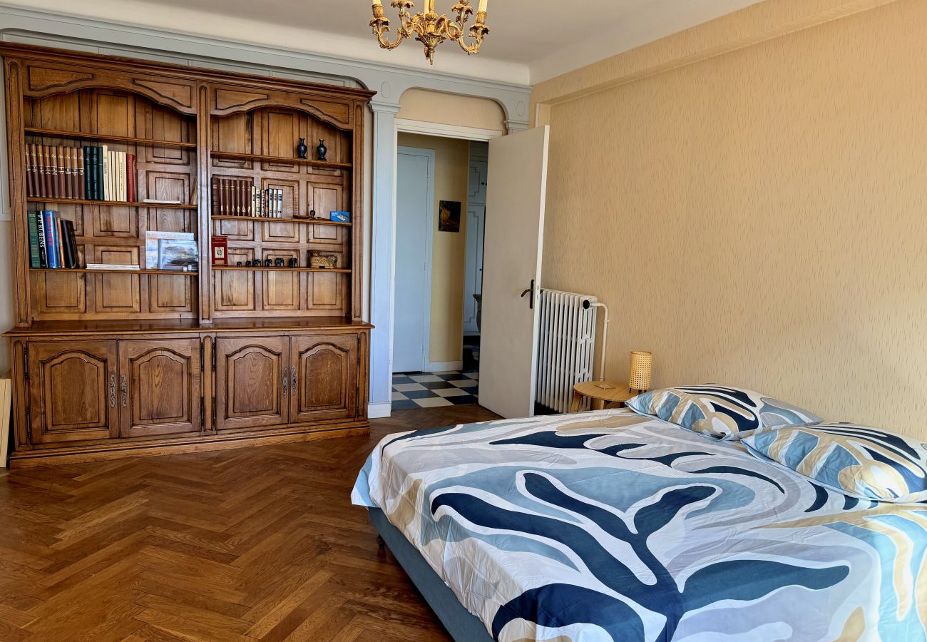 Appartement à Menton - Spacieux dernier étage avec vue mer