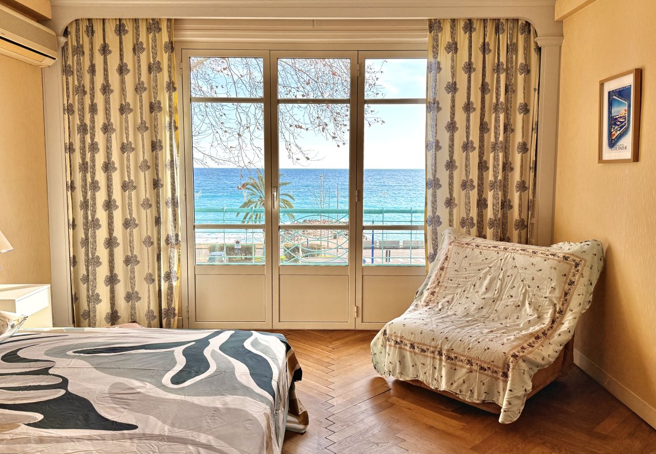 Appartement à Menton - Spacieux dernier étage avec vue mer