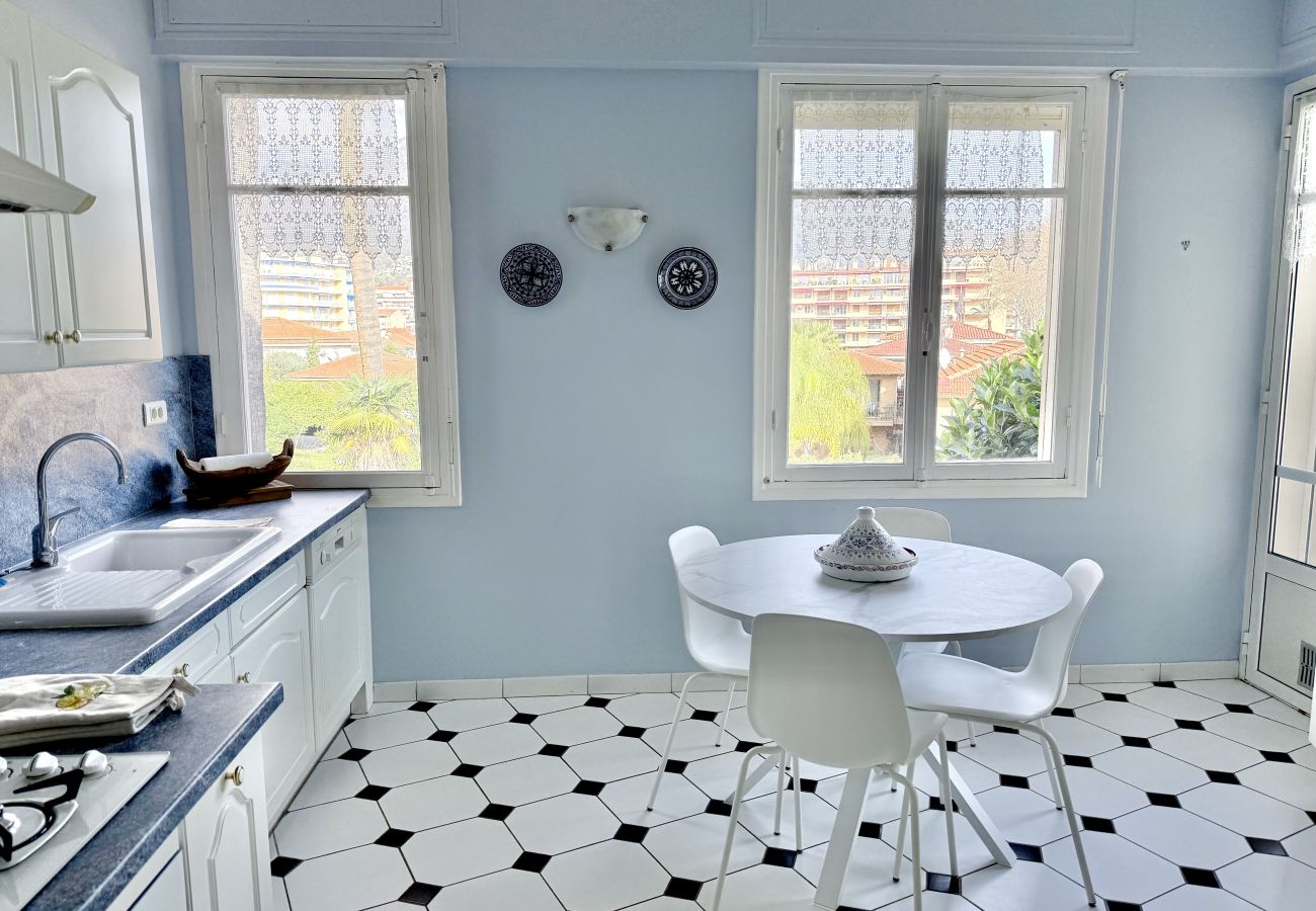 Appartement à Menton - Spacieux dernier étage avec vue mer