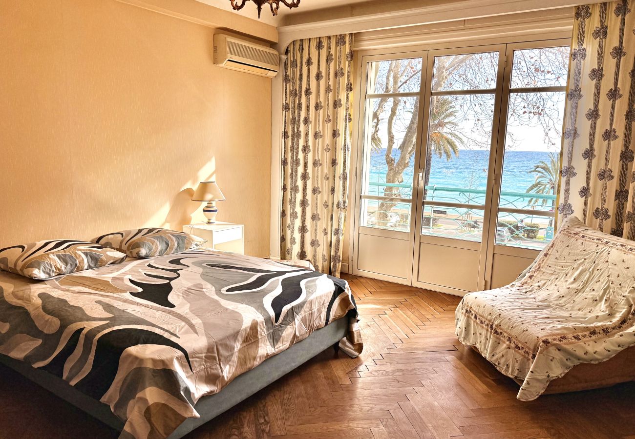 Appartement à Menton - Spacieux dernier étage avec vue mer