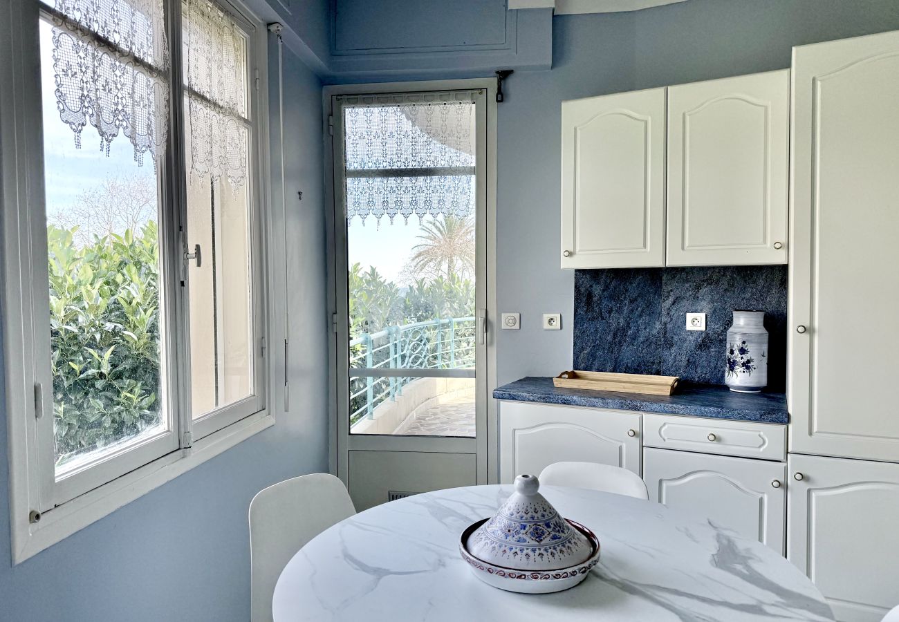 Appartement à Menton - Spacieux dernier étage avec vue mer