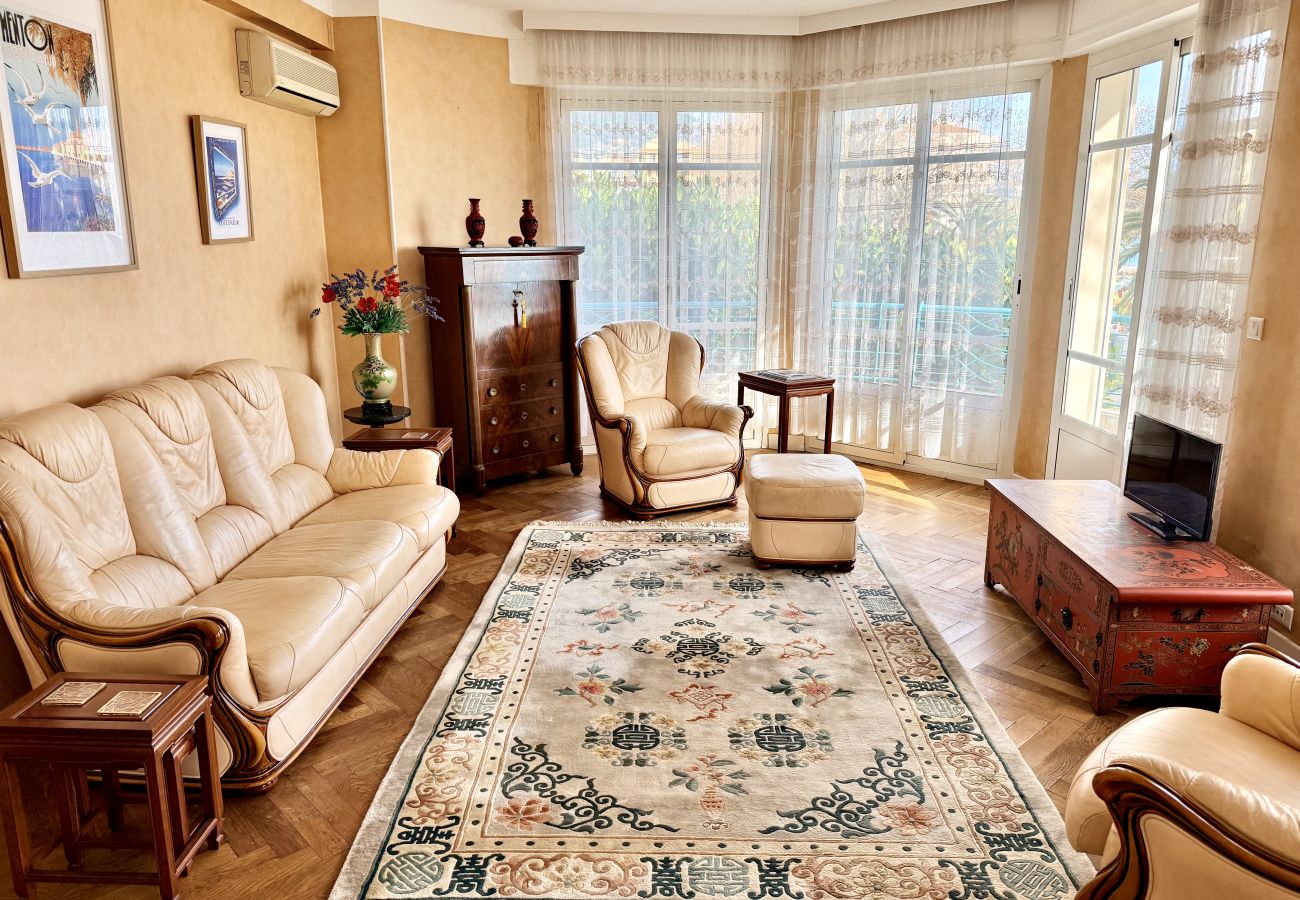 Appartement à Menton - Spacieux dernier étage avec vue mer