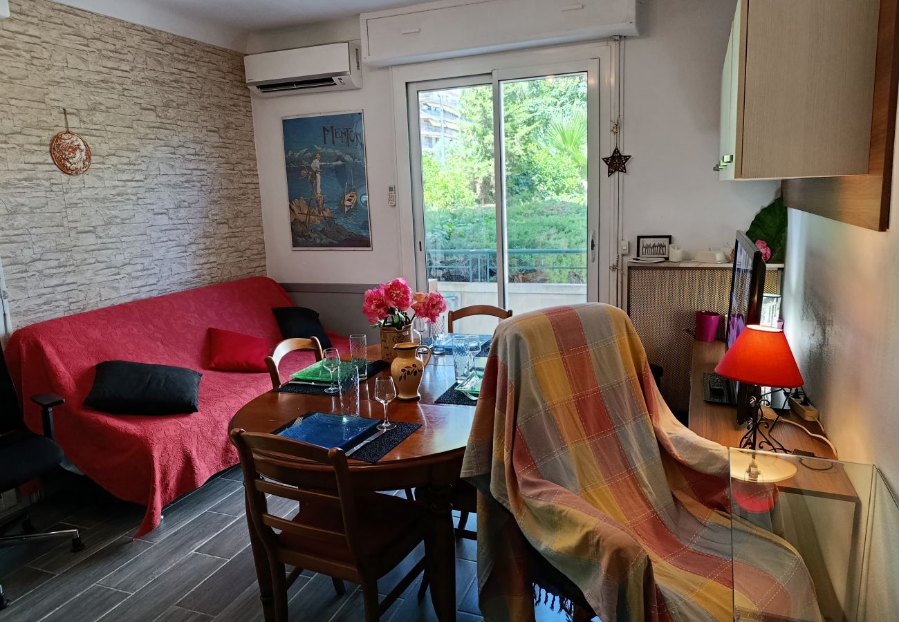 Appartement à Menton - Havre de paix avec beau jardin au Neptune