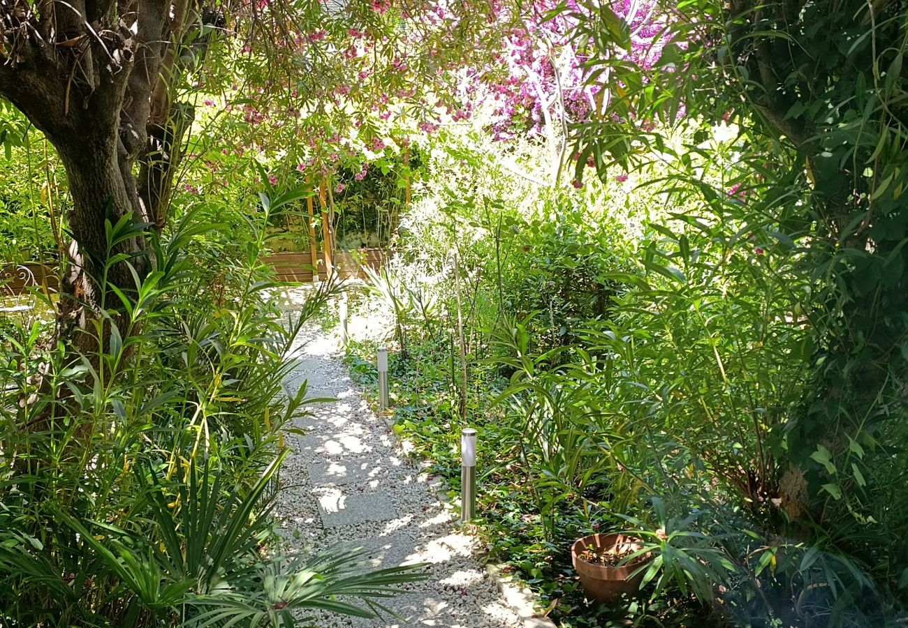 Appartement à Menton - Havre de paix avec beau jardin au Neptune