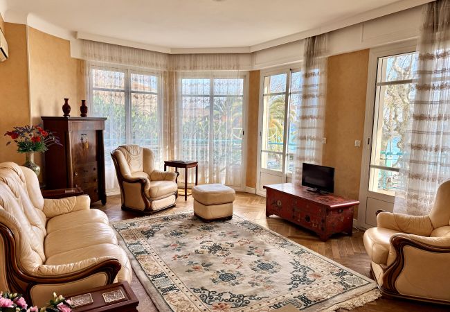 Appartement à Menton - Spacieux dernier étage avec vue mer